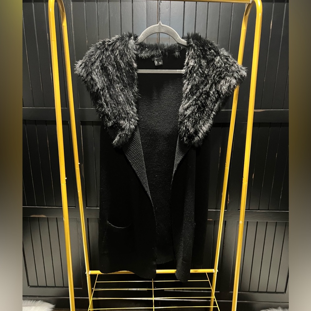 THEORY Sleeveless Black Sweater with Fur Collar